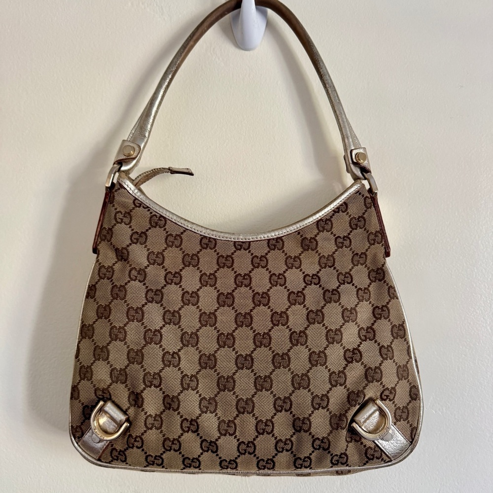 Vintage Gucci Abbey GG Metallic Gold Leather and Beige Shoulder Bag - Picture 2 of 16